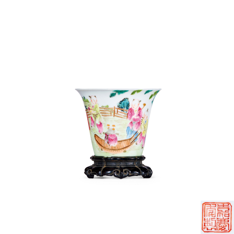 清嘉庆 粉彩人物纹马蹄杯